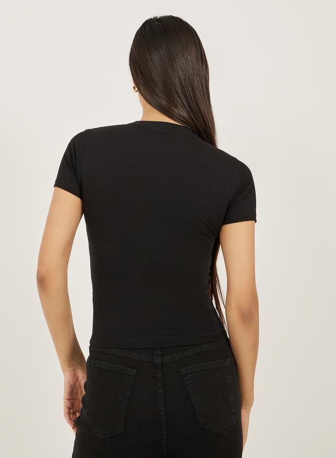 ستايلي تيشيرت ضيق بأكمام قصيرة وطبعة دب مع تفاصيل شريط - Image 5